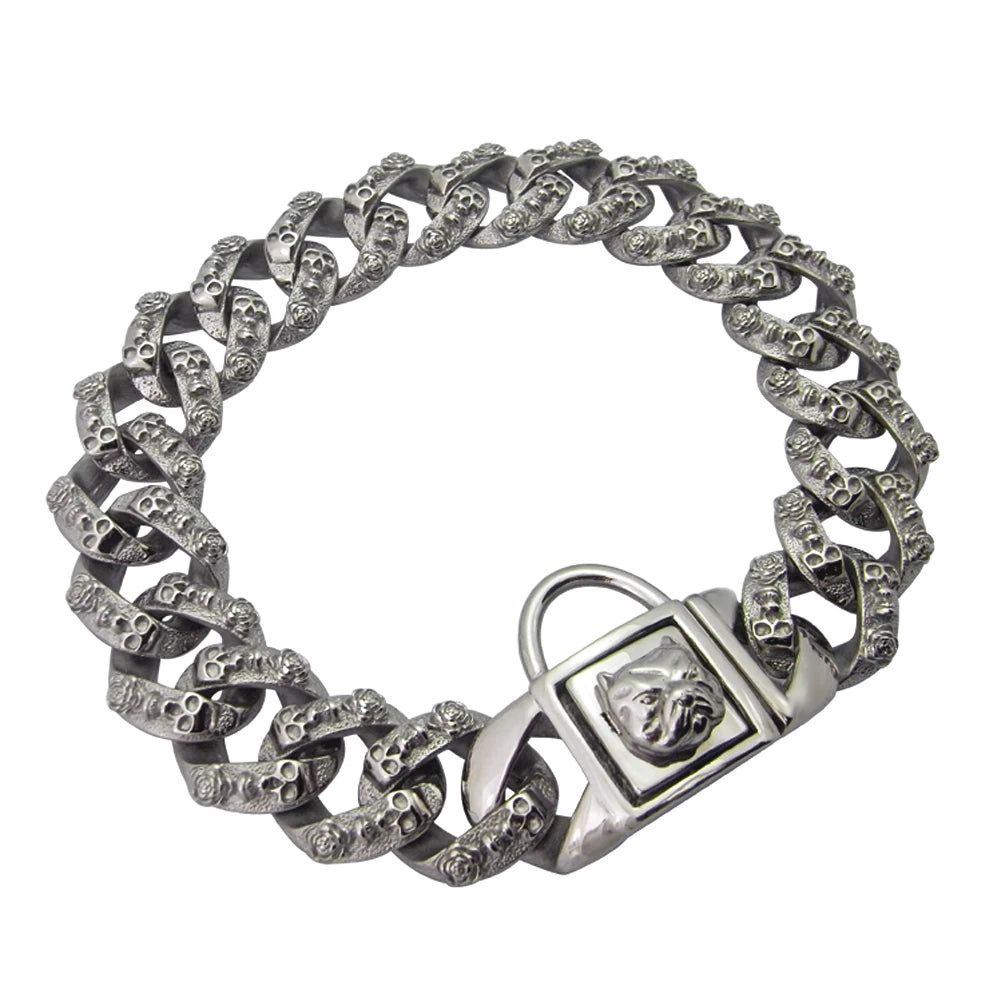 Vue de face d’un collier chaîne argenté en acier inoxydable pour chien de grand gabarit sur fond blanc.