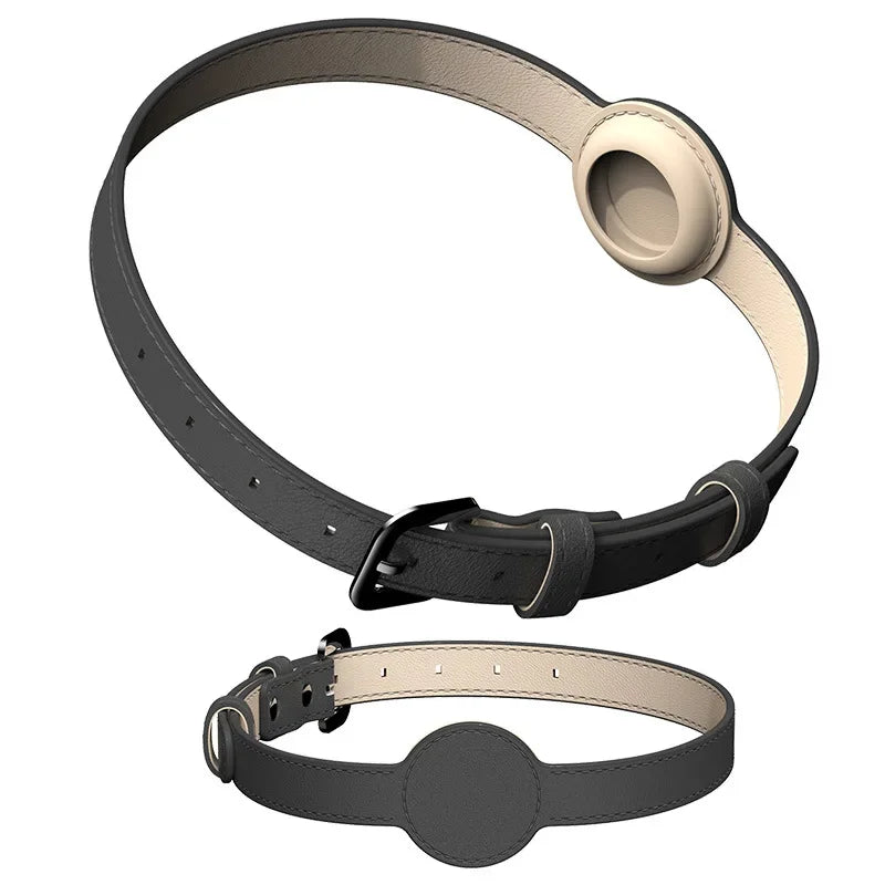 Collier fin en cuir noir pour chien compatible AirTag avec boucle réglable sur fond blanc.