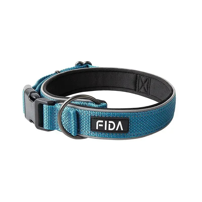 Collier pour chien en nylon bleu avec doublure noire et boucle rapide noire sru fond blanc.