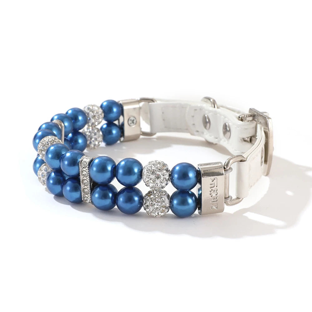 Collier de luxe pour chien à double rang de perles bleues avec strass scintillants.