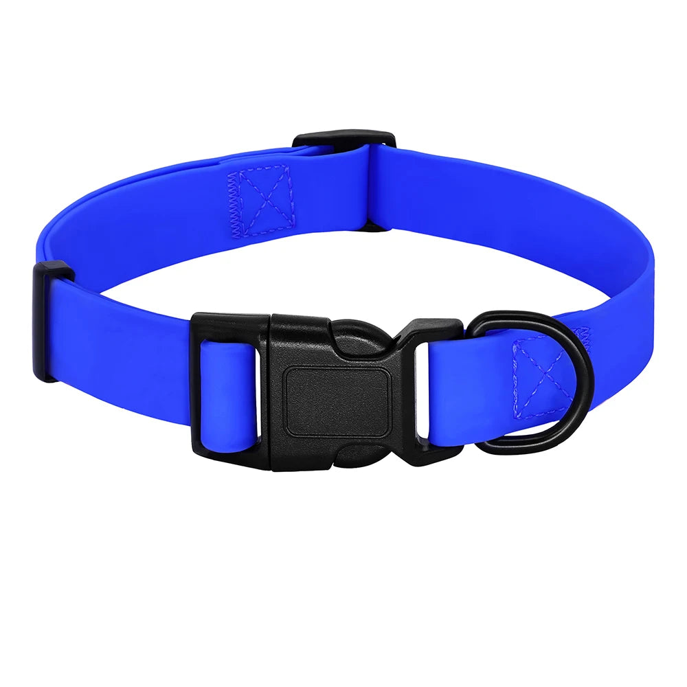 Collier fluo bleu pour chien en PVC imperméable avec boucle clip noire sur fond blanc.