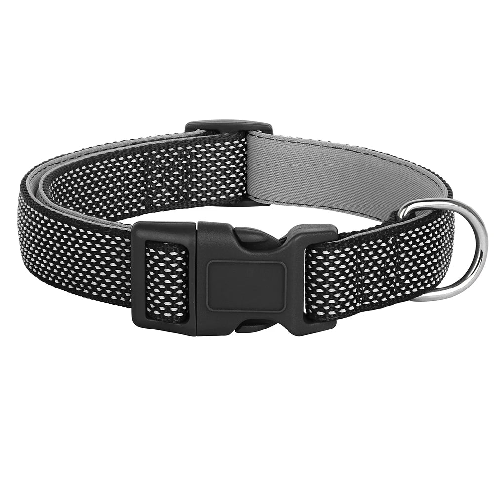 Collier de sécurité noir pour chien avec rembourrage et surface réfléchissante sur fond blanc.