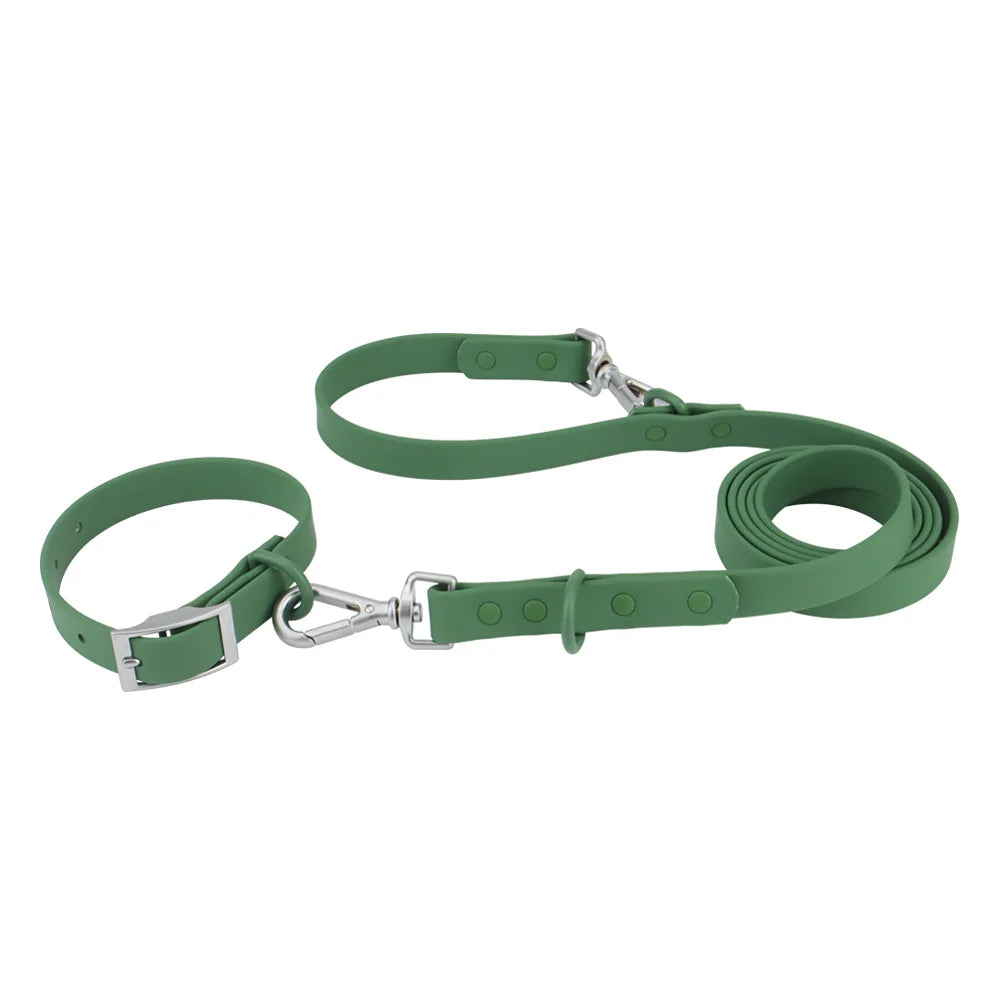 Ensemble collier et laisse imperméable pour chien en PVC vert foncé avec bouclerie argentée.