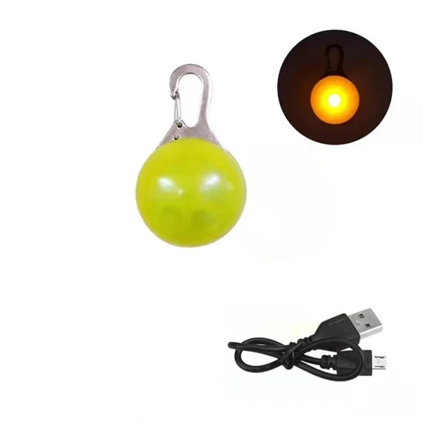 Pendentif lumineux jaune pour chien avec câble USB sur fond blanc et vignette pendentif allumé en haut à droite de l'image.
