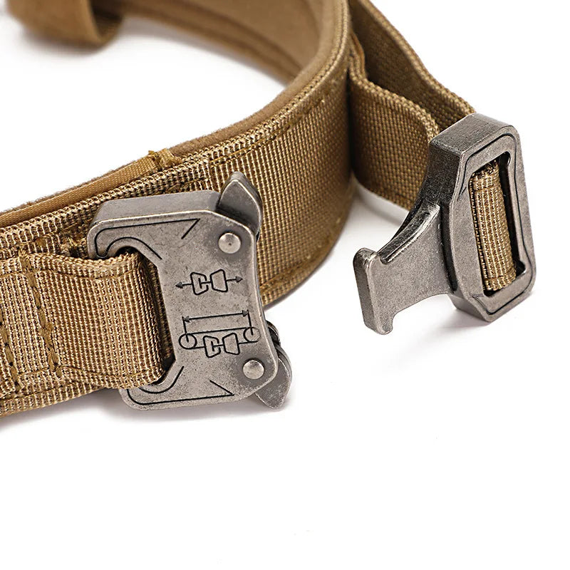 Gros plan sur la boucle métal à dégagement rapide d’un collier tactique beige pour chien.