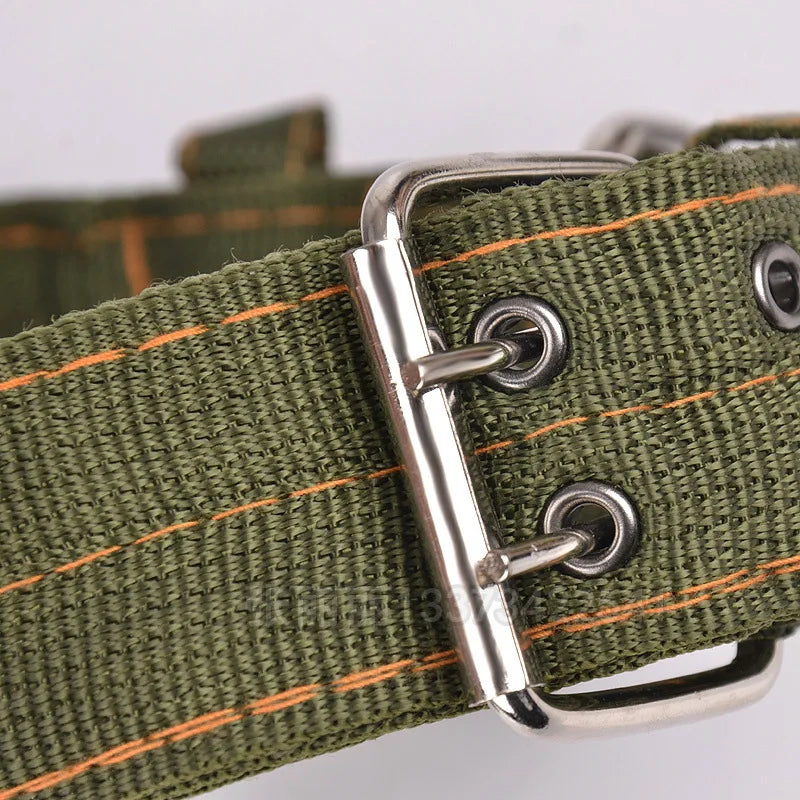 Gros plan sur la boucle métal d’un collier tactique large kaki.