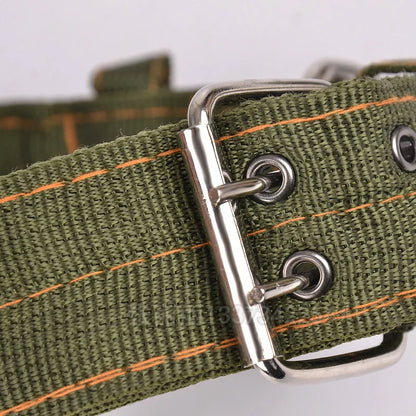 Gros plan sur la boucle métal d’un collier tactique large kaki.