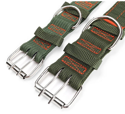 Gros plan sur les boucles métal et les coutures d’un collier tactique large kaki.