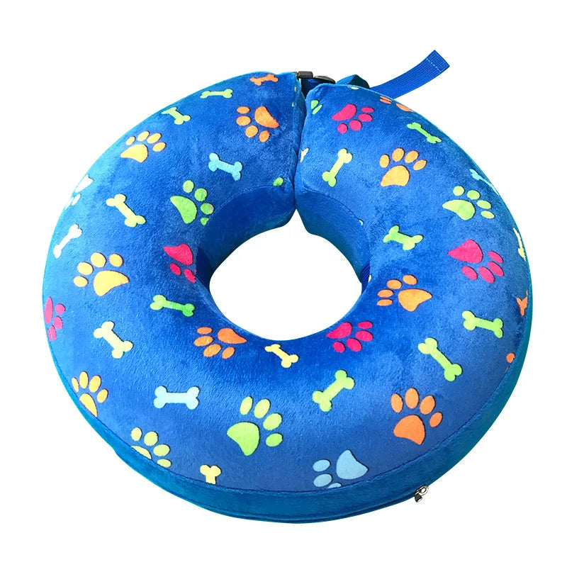Collier lune gonflable bleu pour chien présenté seul sur fond blanc