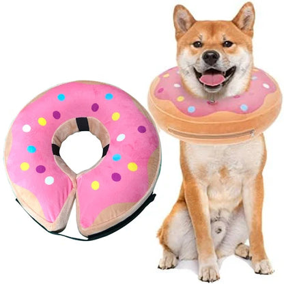 Chien portant un collier lune gonflable rose en forme de donut