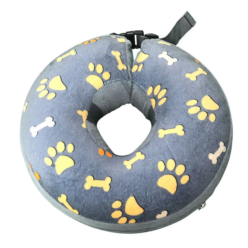 Collier lune gonflable gris pour chien présenté seul sur fond blanc