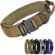 Vue en angle d’un collier tactique beige pour chien avec boucle métal et anneau en D.