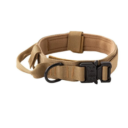 Vue latérale d’un collier tactique beige pour chien avec poignée, anneau en D et boucle métal sur fond blanc.