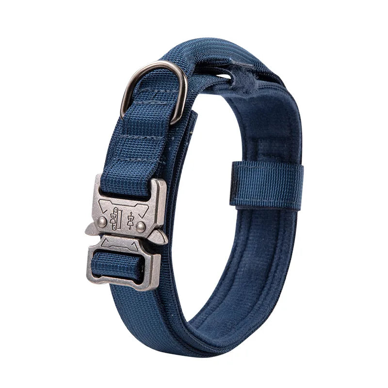 Collier tactique bleu avec rembourrage intérieur présenté debout avec boucle métal à dégagement rapide.
