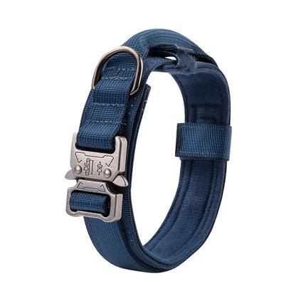 Collier tactique bleu avec rembourrage intérieur présenté debout avec boucle métal à dégagement rapide.