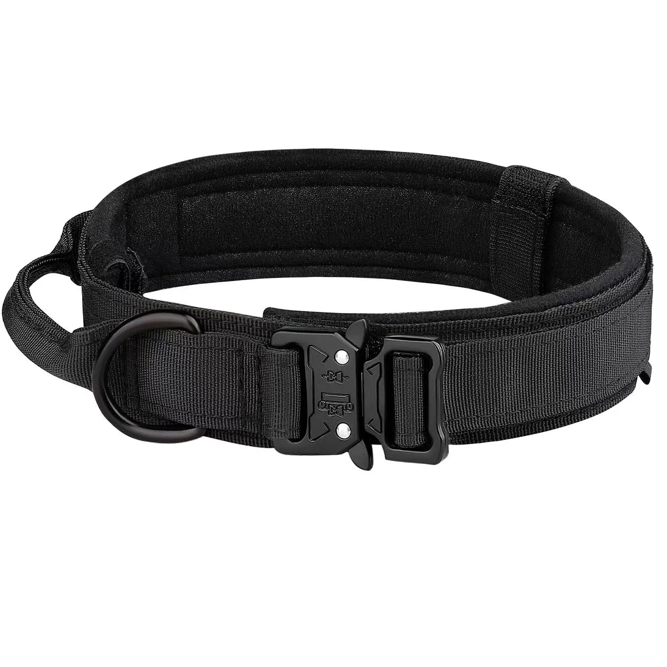 Collier tactique noir pour chien avec poignée de contrôle, anneau en D et boucle métal rapide sur fond blanc.