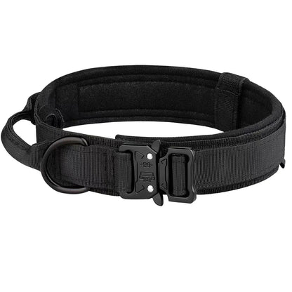 Collier tactique noir pour chien avec poignée de contrôle, anneau en D et boucle métal rapide sur fond blanc.