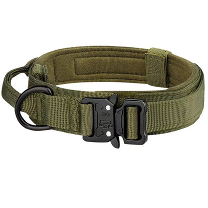 Collier tactique pour chien vert avec poignée de commande, anneau en D et boucle métal à dégagement rapide sur fond blanc.