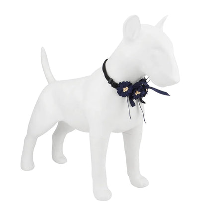 Collier de cérémonie bleu foncé sur un modèle  qui offre une idée visuelle du rendu sur votre chien