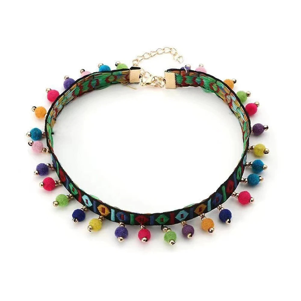 Modèle noir du collier bohème pour chien, coloré, original, très riche en couleurs