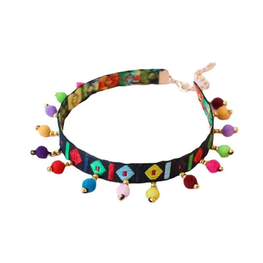 Vision rapprochée du modèle noir du collier bohème pour chien, coloré, original, très riche en couleurs avec perles