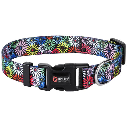 Optez pour le motif marguerites multicolores pour sublimer le collier en nylon réglable de votre chien