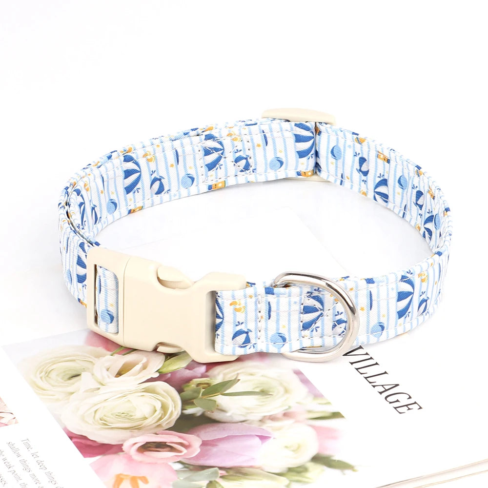 Design unique pour ce collier pour chien en nylon imprimé, idéal pour la plage avec ses parasols et son thème bleuté qui rappel la mer