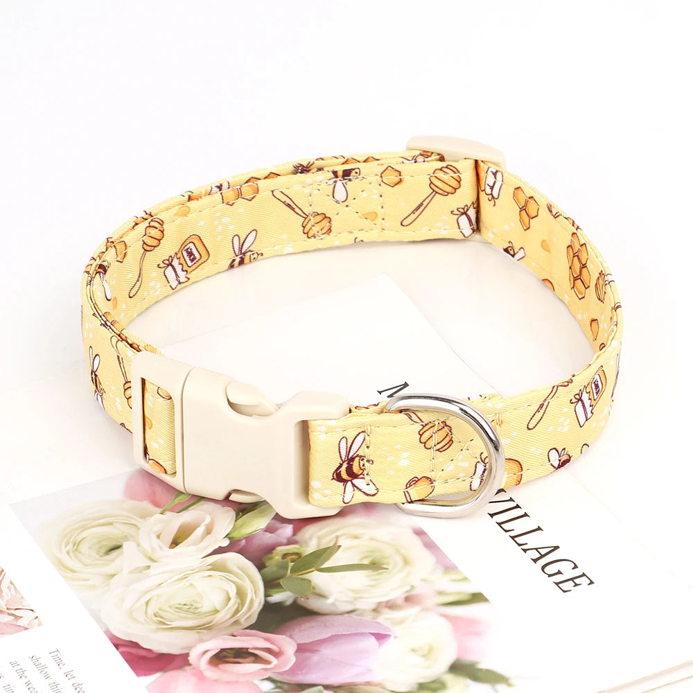Design unique pour ce collier pour chien en nylon imprimé, un jaune profond, des abeilles et du miel