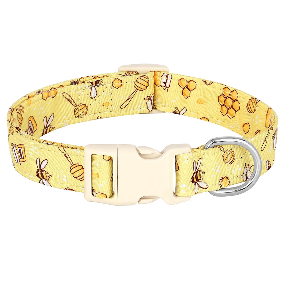 Le collier pour chien en nylon imprimé aux motifs colorés offre un style unique au chien , parfait pour les promenades en forêt 