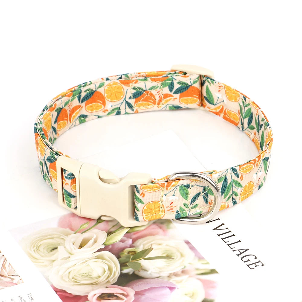 Design unique pour ce collier pour chien en nylon imprimé, idéal pour les promenades avec ses couleurs chaudes aux motifs oranges