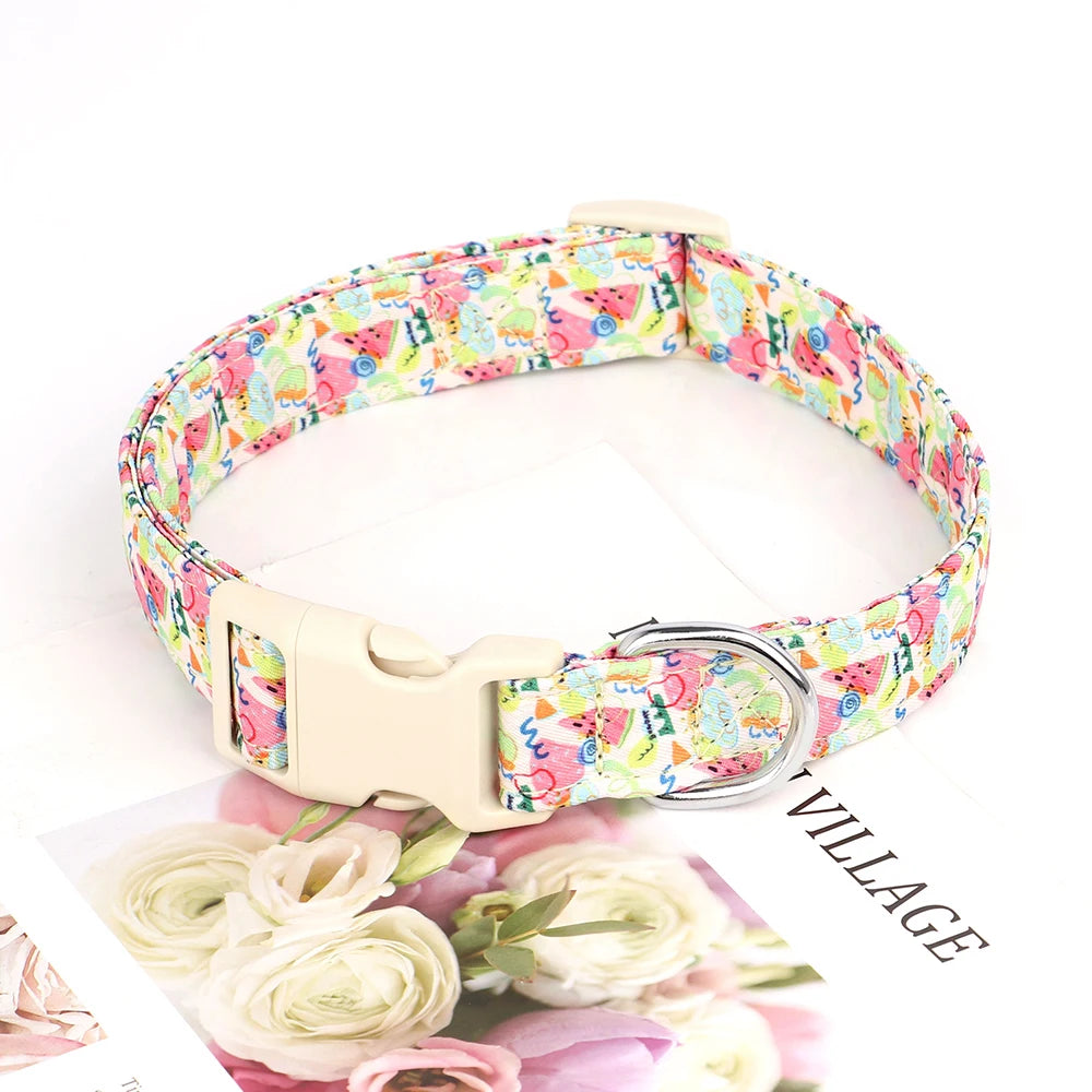 Design unique pour ce collier pour chien en nylon imprimé, ses couleurs fruités mettent en valeur le chien