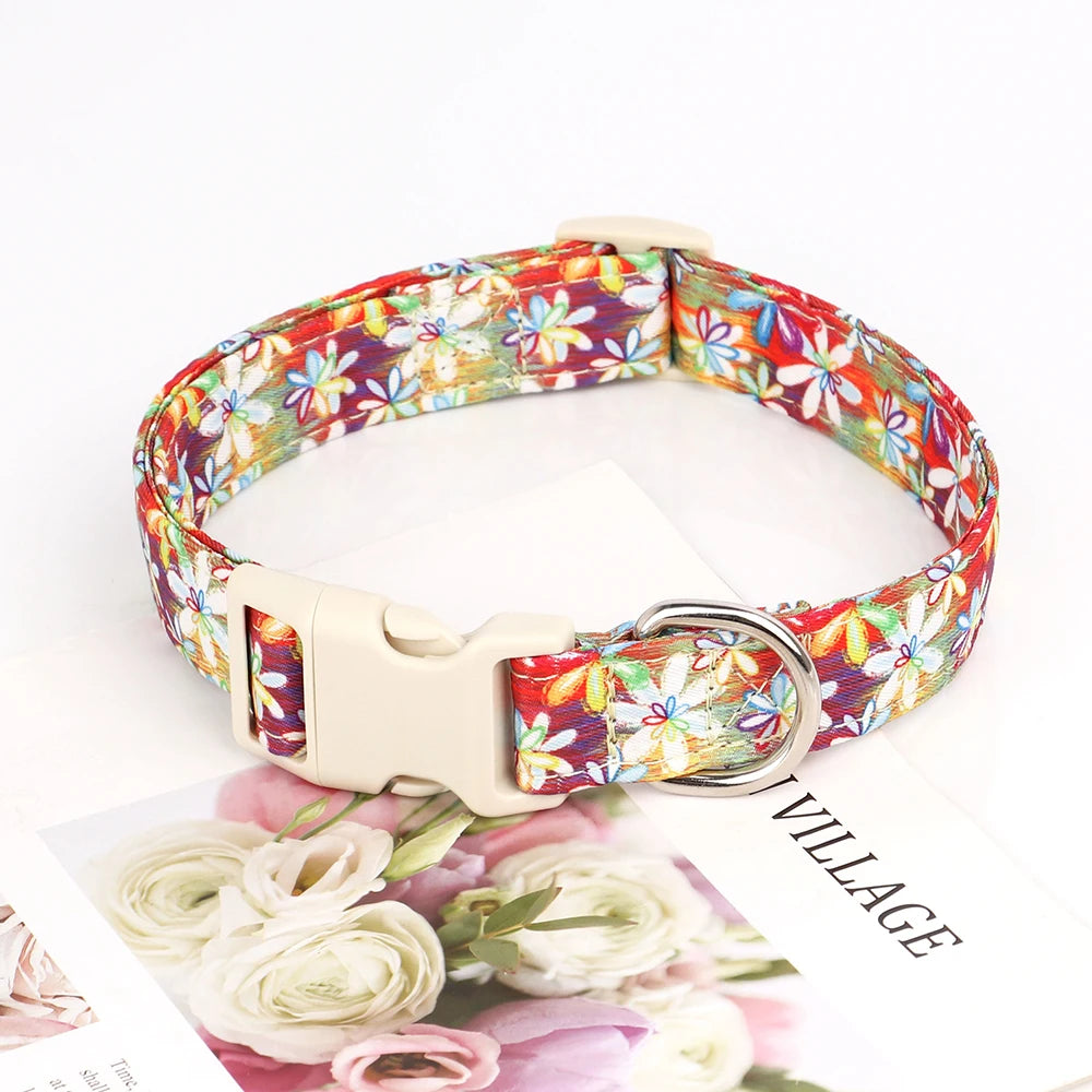 Design unique pour ce collier pour chien en nylon imprimé, idéal pour les promenades avec ses couleurs vives aux motifs fleuries