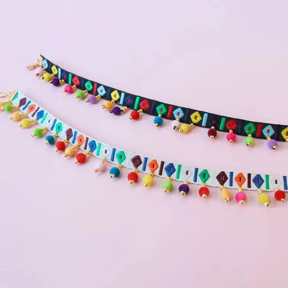 Zoom sur les colliers bohème pour chiens colorés , détails originaux et joyeux