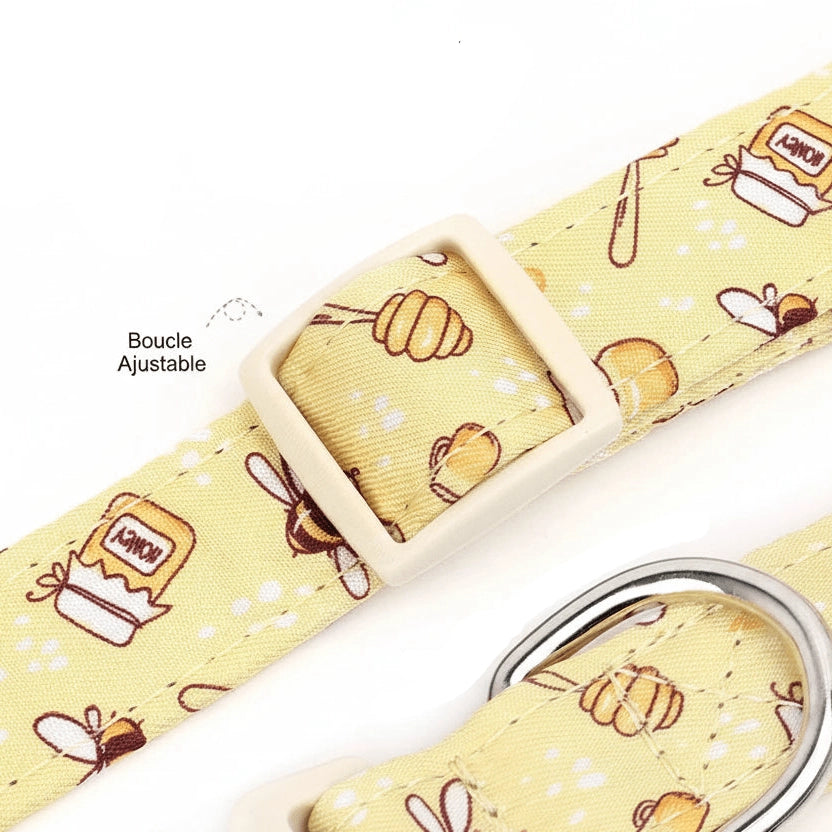 Zoom sur la boucle ajustable du collier en nylon au motif abeille