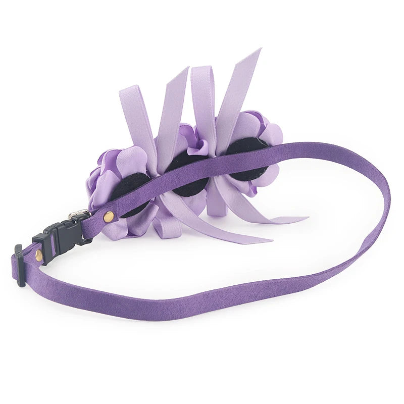 Point de vue arrière du collier de cérémonie violet pratique et fonctionnel