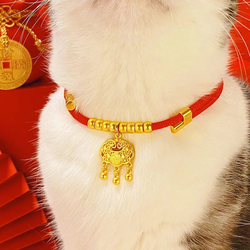 Collier tissu rouge petit chien pendentif doré