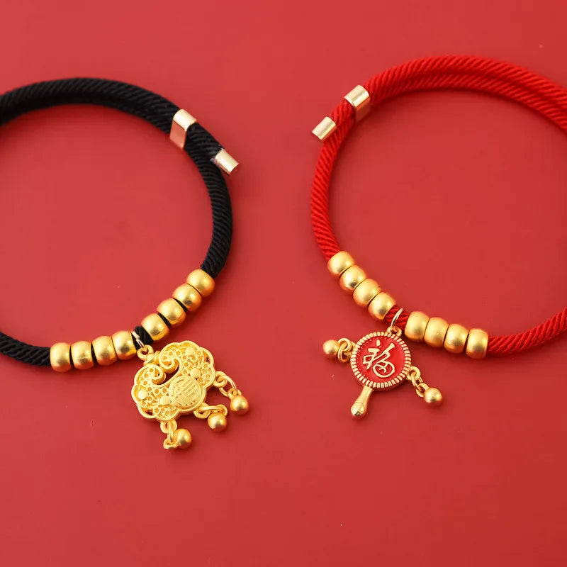 Collier tissu rouge petit chien pendentif doré