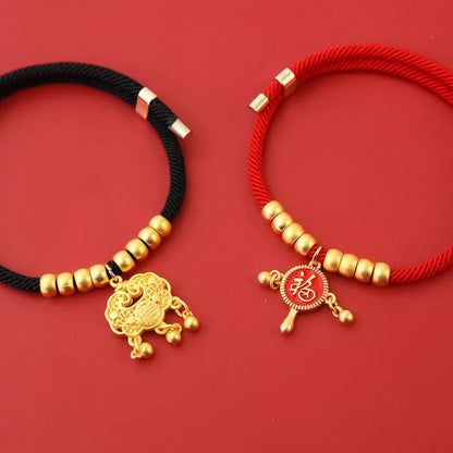 Collier tissu rouge petit chien pendentif doré