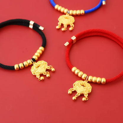 Collier tissu rouge petit chien pendentif doré