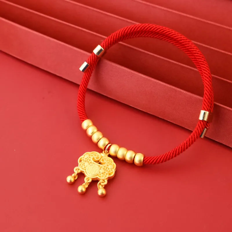 Collier tissu rouge petit chien pendentif doré