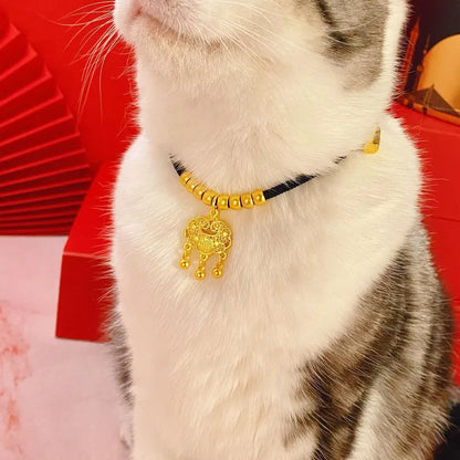 Collier tissu rouge petit chien pendentif doré