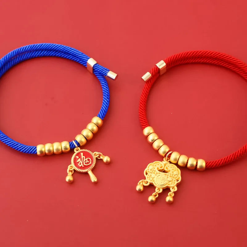 Collier tissu rouge petit chien pendentif doré