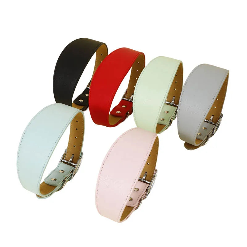 Angle de vue différent pour une vision précise du collier en cuir épuré et de ses variantes