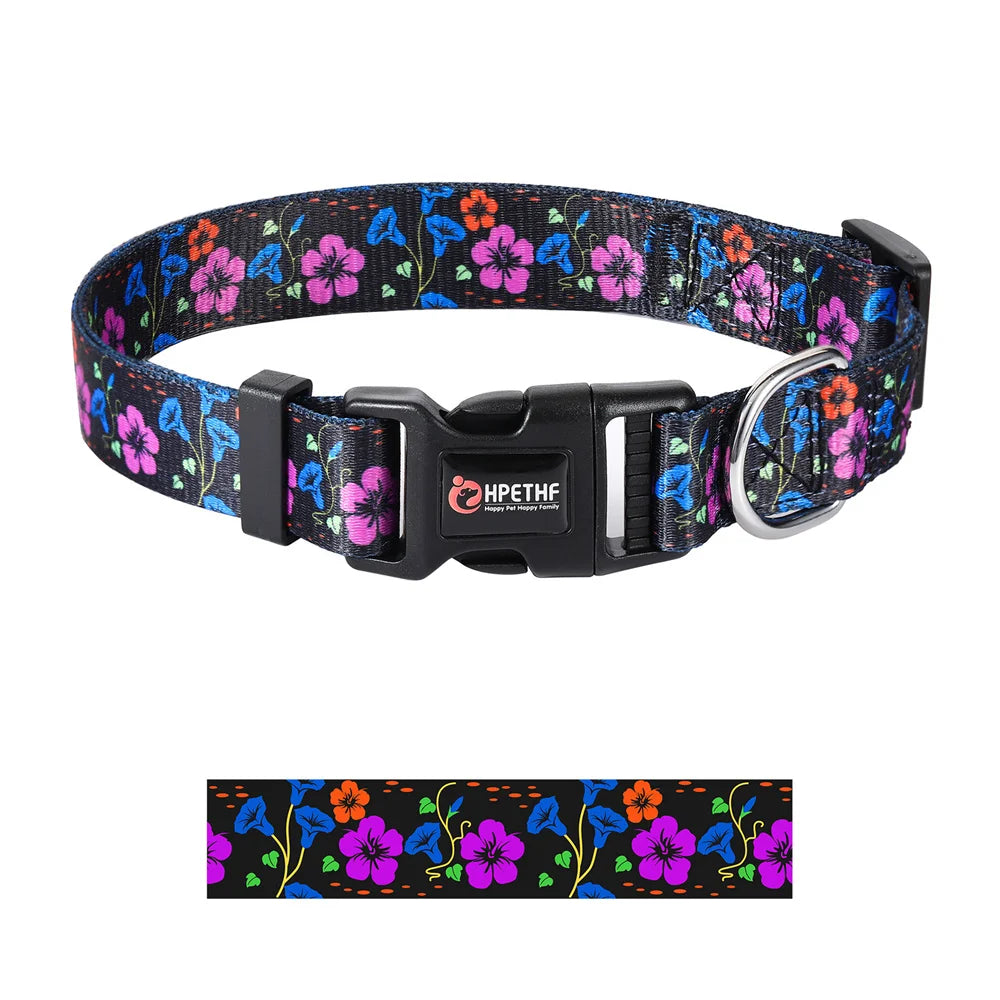 Zoom sur le motif fleurs et ses détails artistiques qui rend le collier pour chien hors du commun