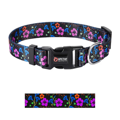 Zoom sur le motif fleurs et ses détails artistiques qui rend le collier pour chien hors du commun
