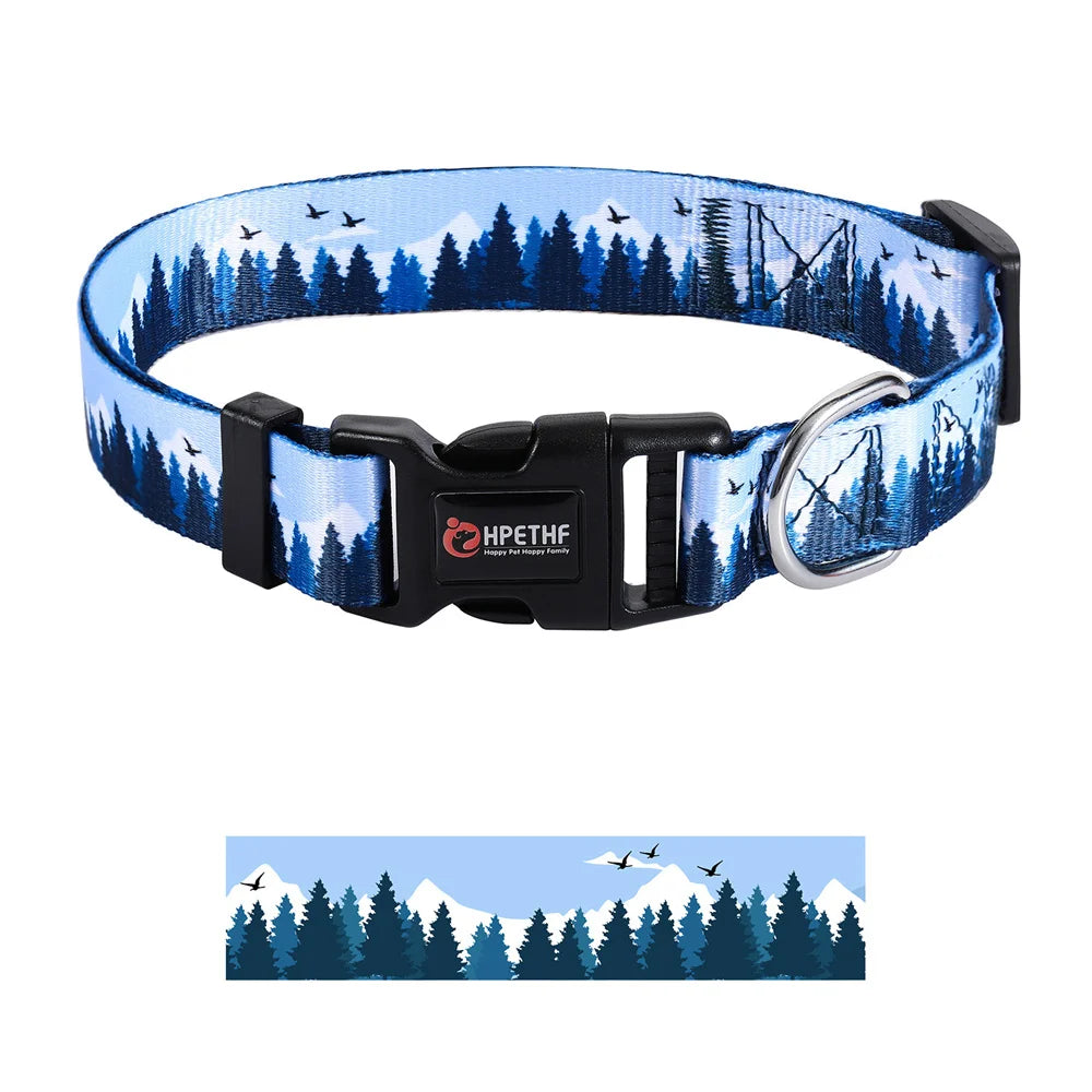 Zoom sur le motif montagnes enneigées et ses détails artistiques qui rend le collier pour chien hors du commun