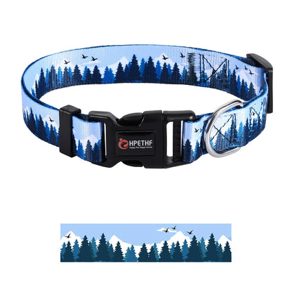 Zoom sur le motif montagnes enneigées et ses détails artistiques qui rend le collier pour chien hors du commun