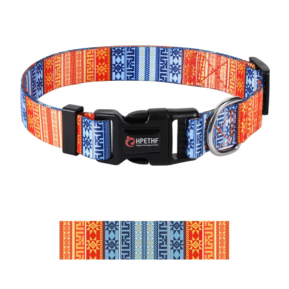 Zoom sur le motif original et ses détails artistiques qui rend le collier pour chien hors du commun