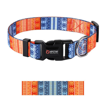 Zoom sur le motif original et ses détails artistiques qui rend le collier pour chien hors du commun