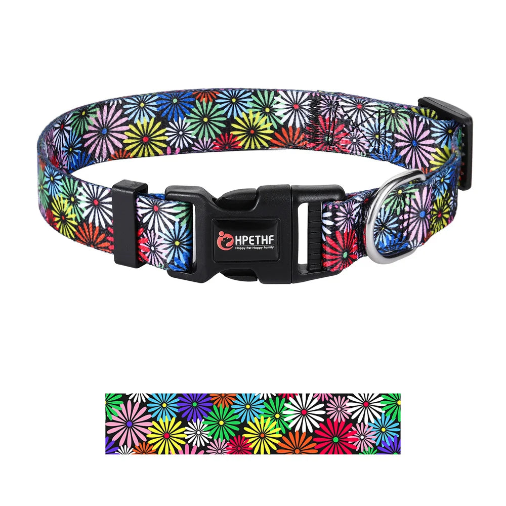 Zoom sur le motif marguerites multicolores et ses détails artistiques qui rend le collier pour chien hors du commun